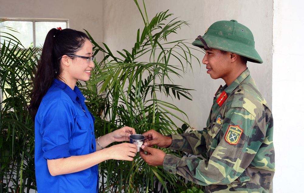 Chén nước chè xanh cảm ơn anh bộ đội của người con gái xứ Nghệ.